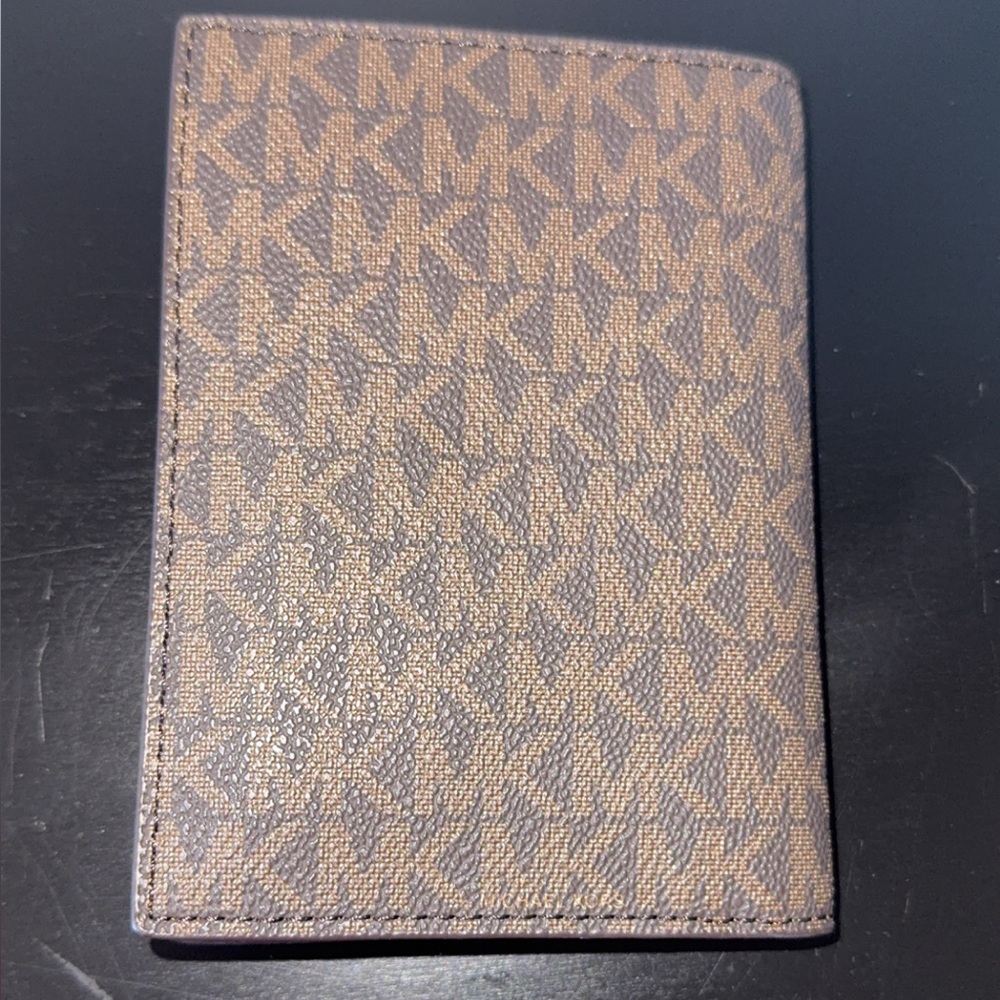 Michael Kors Signature Brown passport holder with room for credit cards - Picture 3 of 4